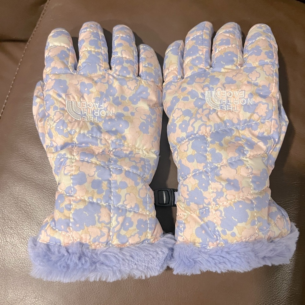 The North Face girls fleeced lined waterproof gloves like new